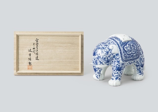 染付吉祥文象香炉 Blue and white porcelain elephant-shaped